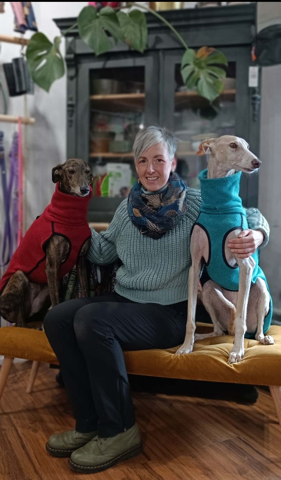Nicole mit ihren Hunden im Laden